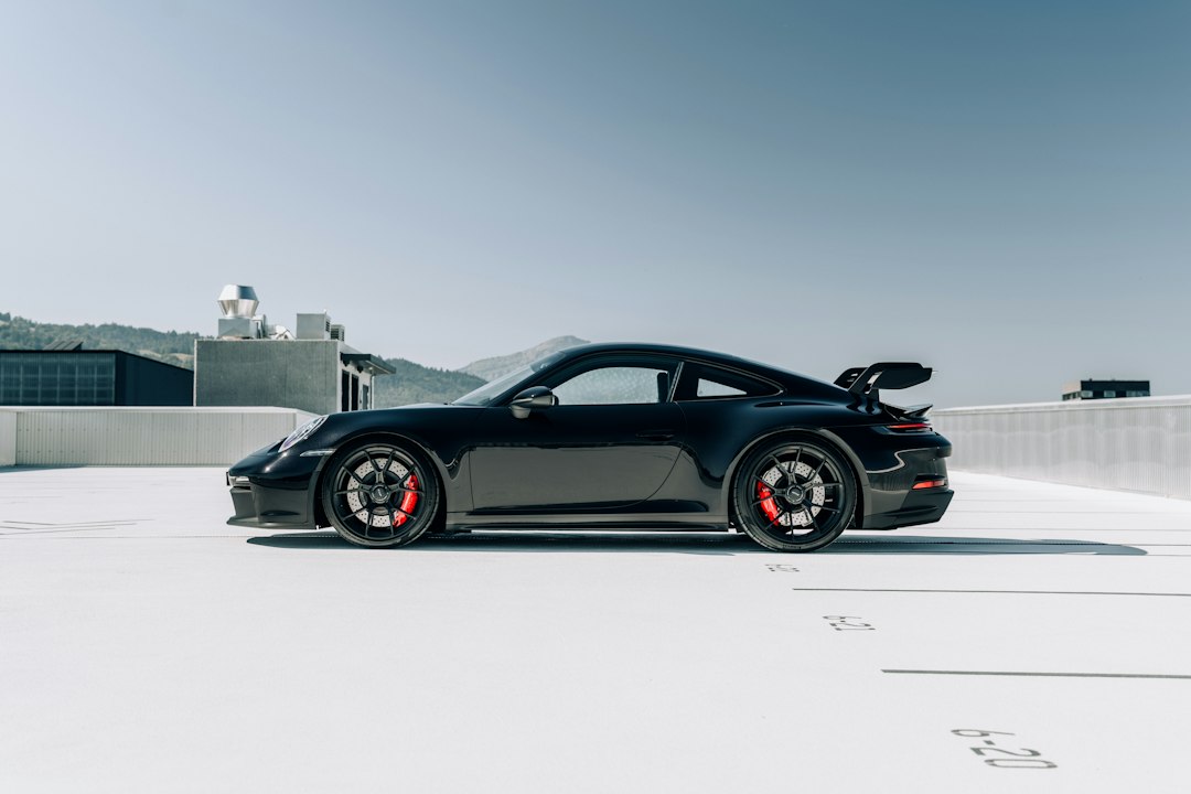 Photo d’illustration : coupé sportif noir de profil, photographie de Tim Meyer sur Unsplash.
