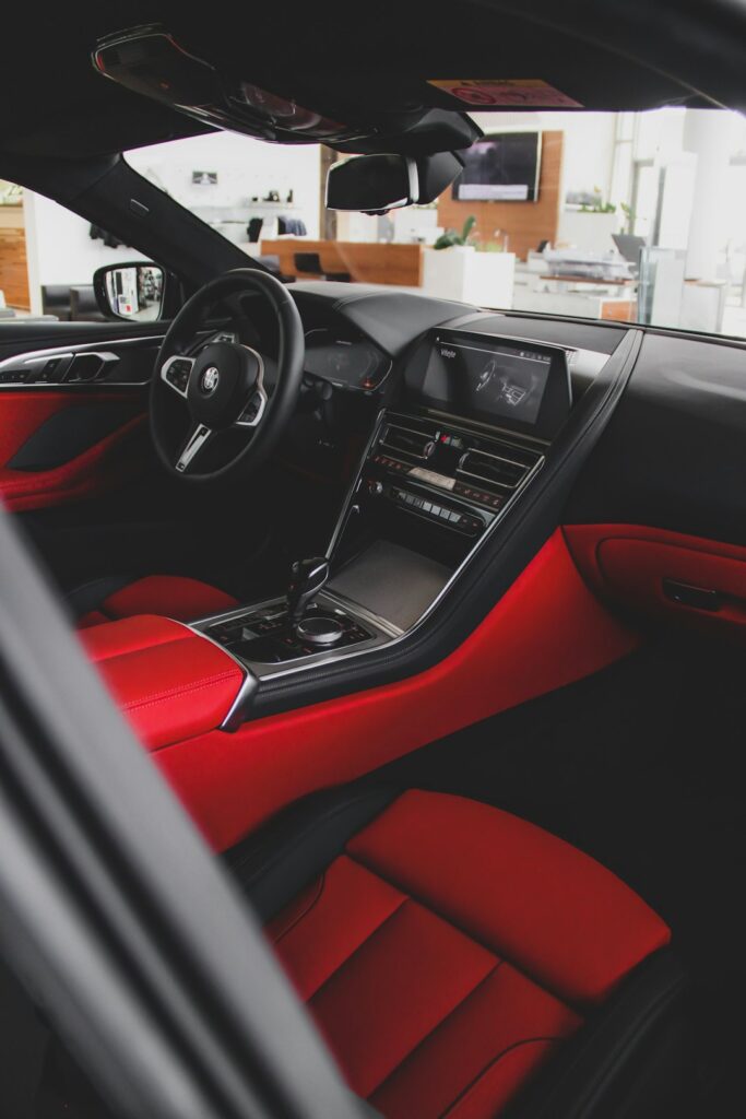 Habitacle BMW aux finitions noires et au cuir rouge — photographie d’illustration